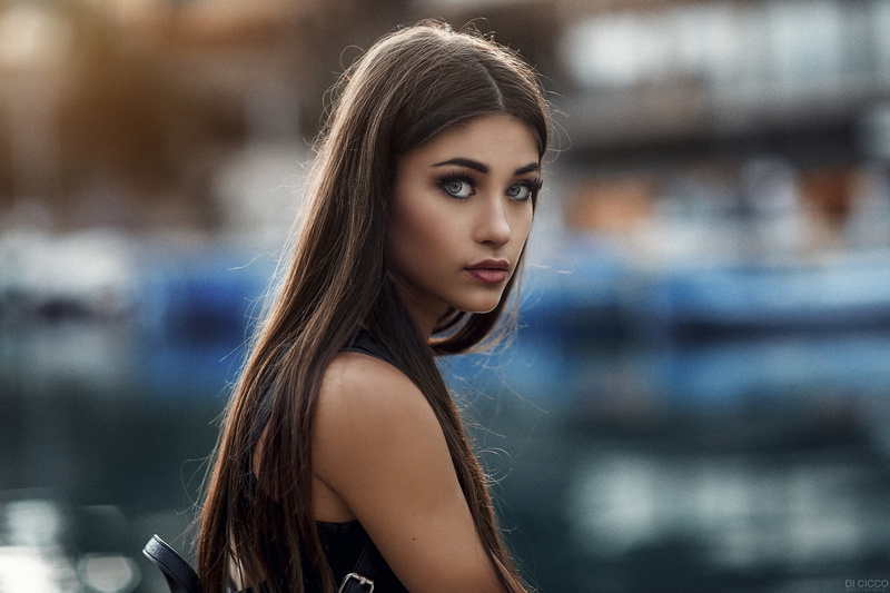 face, young adult, portrait, adult, women outdoors, beauty, headshot, lifestyles, contemplation, one person, real people, brown hair, depth of field, juicy lips