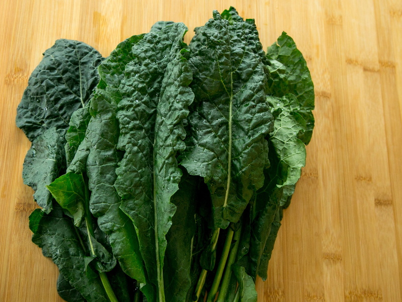 cutting board, 2K, close-up, bunch, healthy eating, kale bunch, Fresh, organic, wood - material, brown, nutrition, leaf, wellbeing, still life, surface