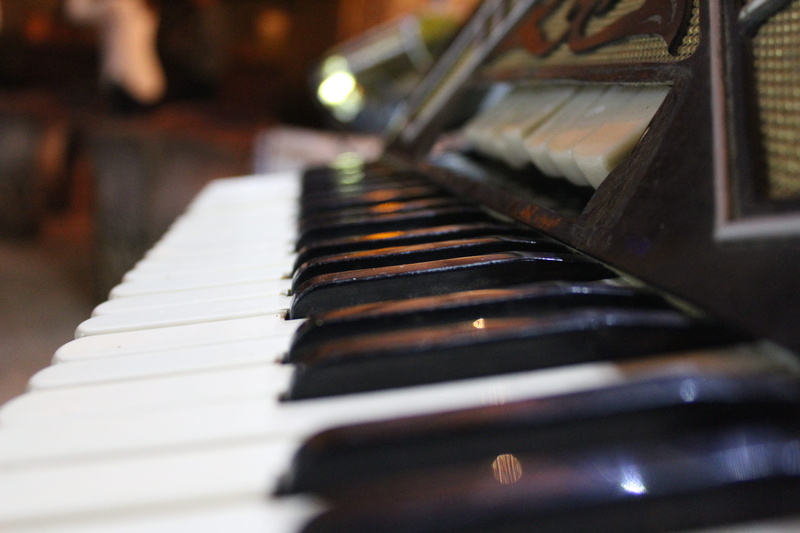 tres mujeres, selective focus, black, 5K, white color, music, keyboard instrument, piano key, no people, arts culture and entertainment, close-up, old