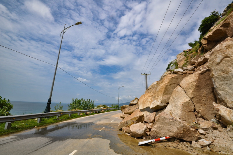 street, sunlight, phanrang, beach, connection, cable, sea, sky, thapcham, 2K, day, backpackage, anhdung, power supply, rock - object, thap cham, the way forward