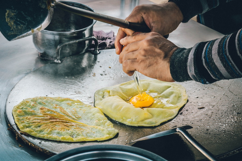 occupation, egg, fried, 5K, real people, holding, freshness, preparation, household equipment, roti, men, food, breakfast, human body part, kitchen utensil