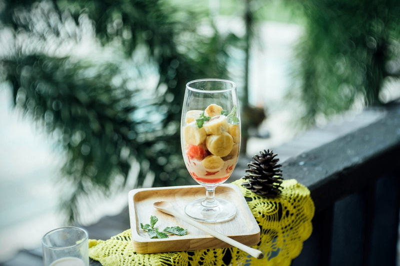 clear, tree, cup, healthy, dessert, refreshment, 4K, leaf, footed, focus on foreground, glass, outdoors, day, temptation, banana, spoon, drink, fruit