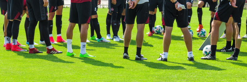 legs, bodies, sweating, business meeting, green color, listen to, outdoors, human body part, training, nature, ball, fitness, Ball, adult, 5K, soccer