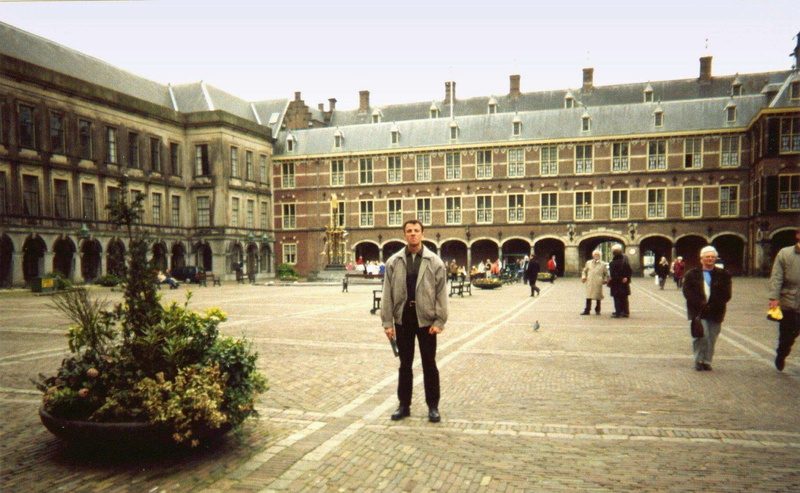walking, men, real people, building exterior, full length, built structure, binnenhof, den haag, netherlands, building, crowd, nederland, history, city