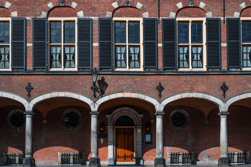 arched, nederland, door, brick, porch, residential district, side by side, windows, built structure, historical, curtain, building, binnenhof, architecture