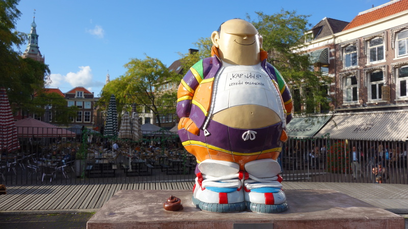 sunlight, standing, statue, outdoors, men, 5K, day, hooligan, city, relsupporter, water, security, one person, s gravenhage, cartoon character, the hague