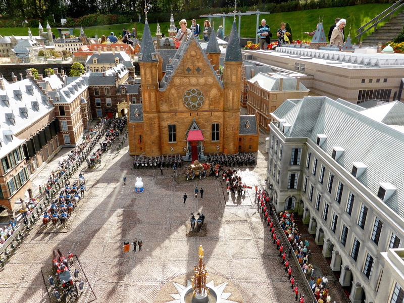 miniature, lifestyles, large group of people, travel destinations, men, the hague, royal family, monument, group of people, day, government, golden carriage