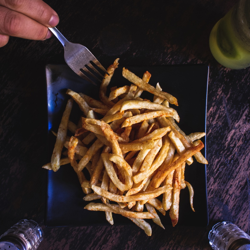 prepared potato, table, kitchen utensil, unhealthy eating, fritas, fried, hand, marrocos, fast, french fries, ready-to-eat, eating utensil, deep fried