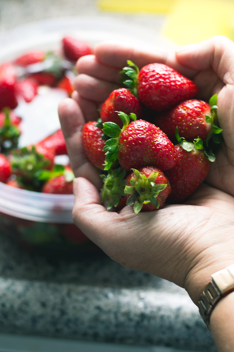 healthy eating, ripe, food and drink, body part, food, morango, finger, human hand, strawberry, freshness, holding, red, wellbeing, berry fruit, close-up