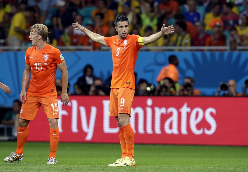 Dirk Kuyt, athlete, playing, people, spectator, stadium, focus on foreground, competition, day, sportsman, full length, men, team sport, sport, real people