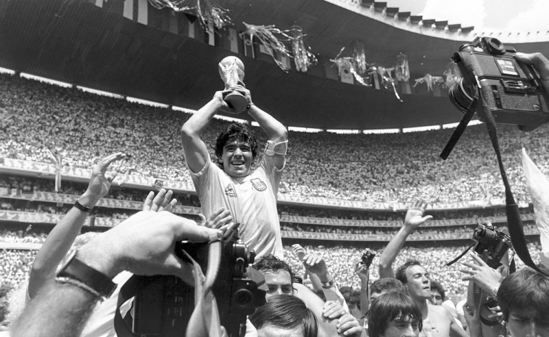 sport, large group of people, day, group of people, holding, Maradona, 2K, adult, Football, Sports, trophy, man, lifestyles, crowd, real people, competition