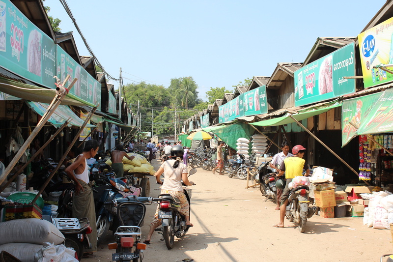 street, market stall, retail, group of people, day, large group of people, clear sky, Burma, outdoors, 5K, Myanmar, sky, city, Market, Bagan, mode of transportation