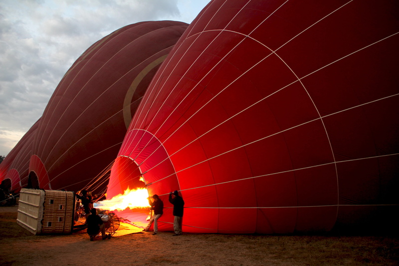 preparation, inflating, heat - temperature, nature, person, firing, 5K, hot, people, hot air balloon, outdoors, flame, full length, burning, air vehicle