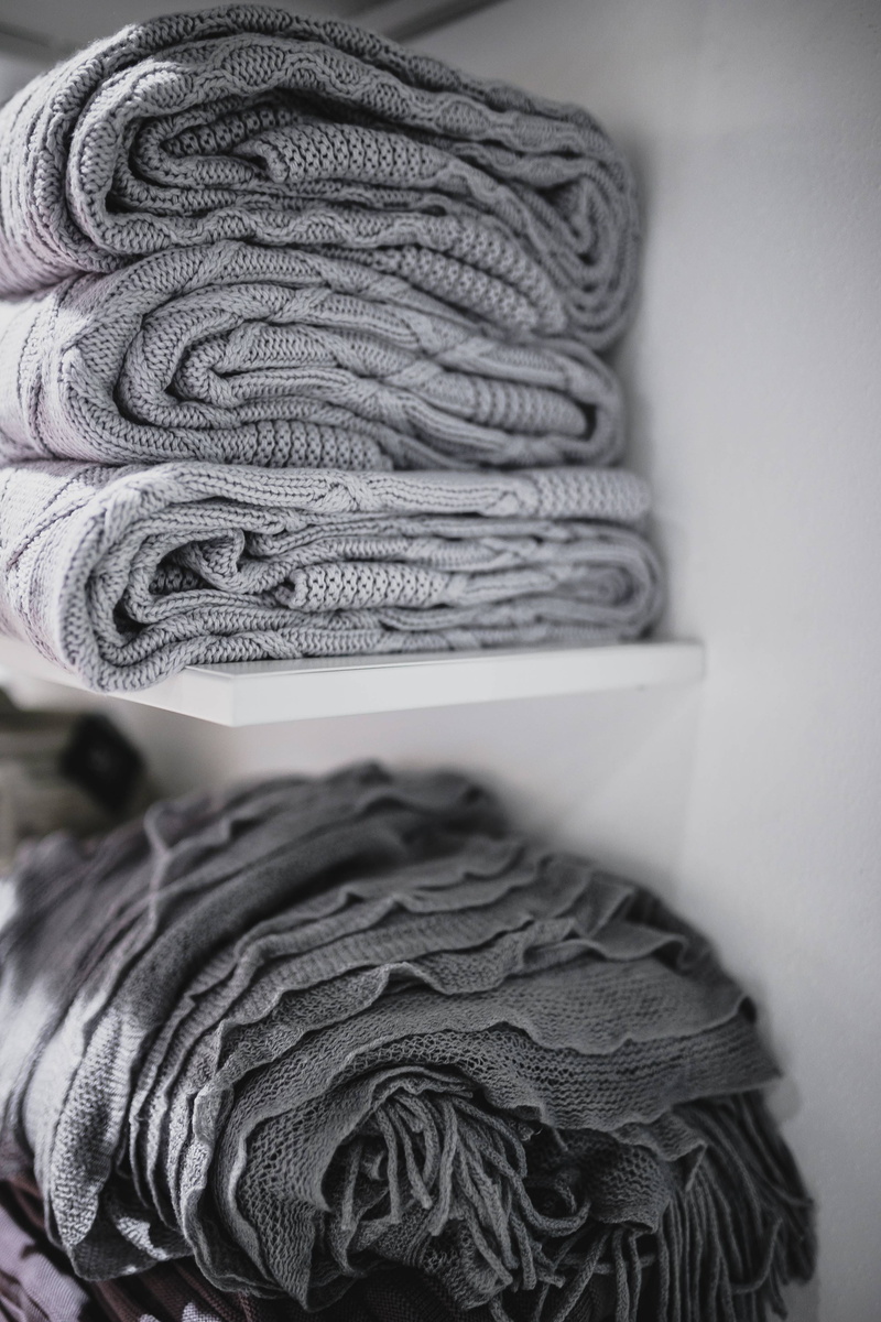 shelves, scarf, sweater, art and craft, fabric, woolen, rug, sweaters, softness, still life, variation, close-up, thread, blanket, wool, selective focus