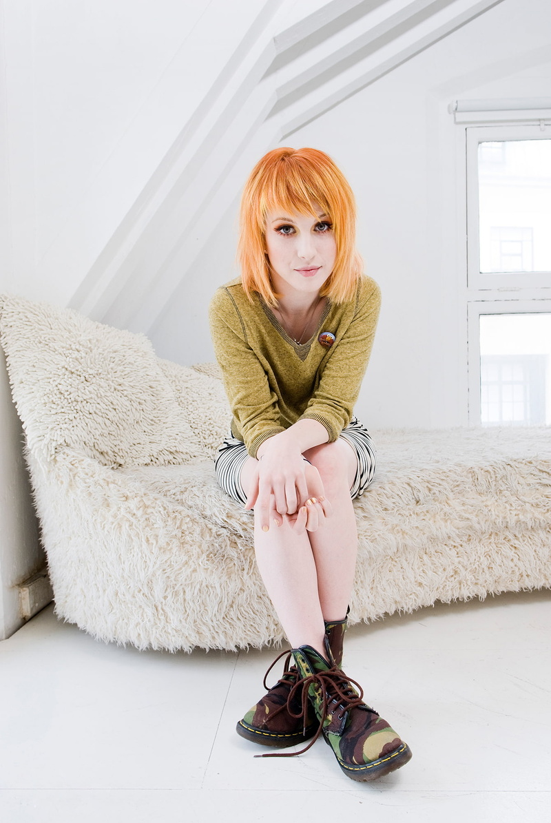 child, emotion, Hayley Williams, shoe, indoors, full length, Doc Martens, adult, hairstyle, sitting, 1080P, frustration, casual clothing, sadness, childhood