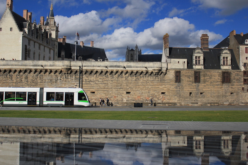 building, castel, château des ducs de bretagne, water mirror, water, mode of transportation, canal, reflection, incidental people, nature, france, transportation