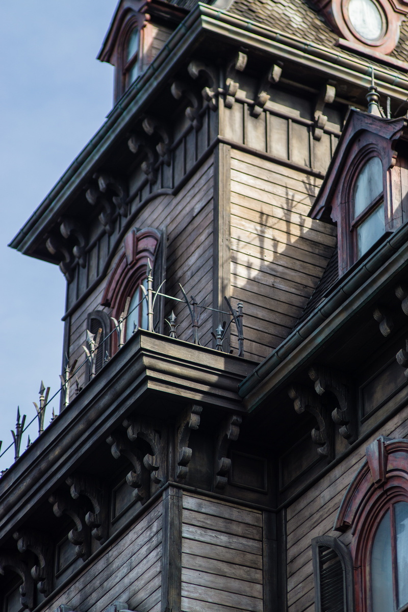city, house, sky, phantom manor, disneyland paris, built structure, no people, outdoors, history, disney, architecture, ornate, ride, lighting equipment