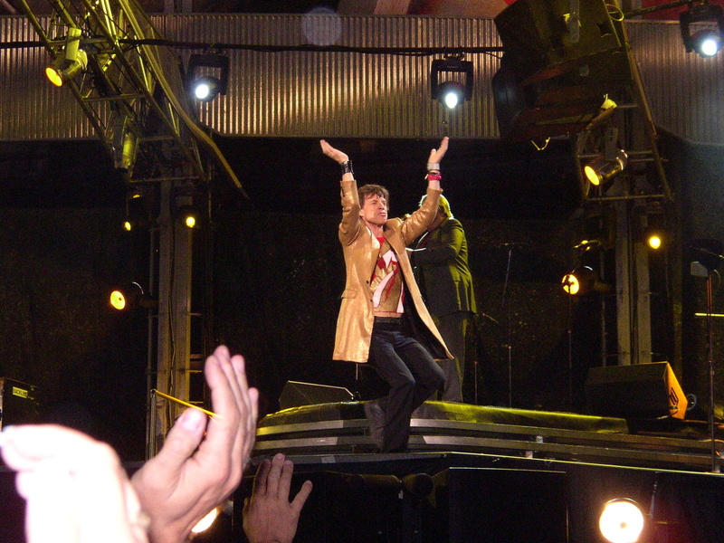 men, human arm, real people, arts culture and entertainment, famous, night, cheering, mick jagger, motion, stage - performance space, performing arts event