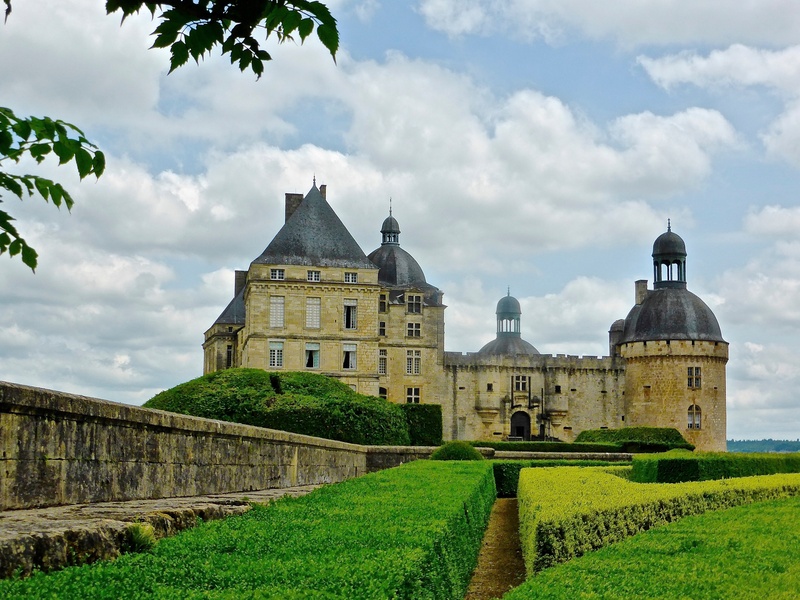 historic, landmark, day, built structure, france, chateau, cloud - sky, religion, tourism, no people, 4K, castle, hautefort, grass, tree, dordogne, dome