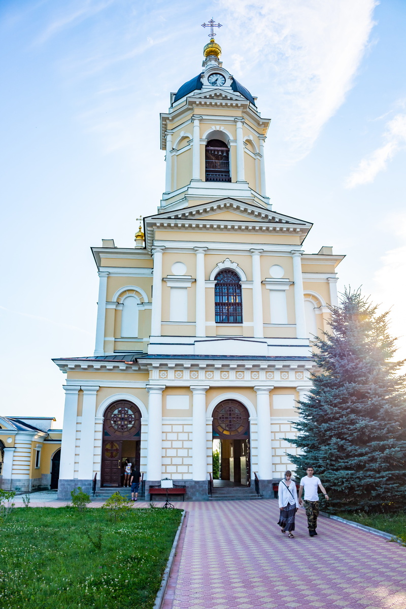 religion, serpukhov, architecture, orthodoxy, outdoors, built structure, plant, 5K, real people, historical, building exterior, day, russian, women, tourism