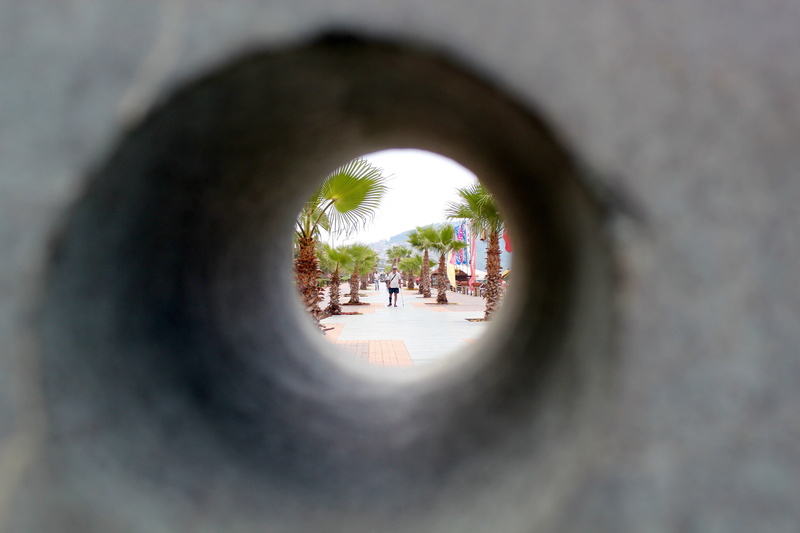 adult, day, men, nature, architecture, cleopatra beach, water, focus on background, beach, turkey, alanya, sculpture, walking, real people, 5K, selective focus