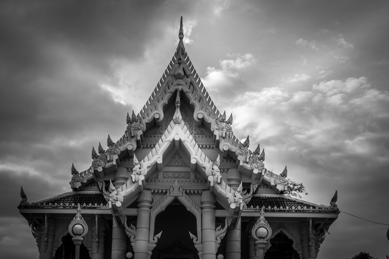 bw, photo, krabi, cloud - sky, building exterior, religion, spirituality, temple, low angle view, travel destinations, nature, ornate, built structure