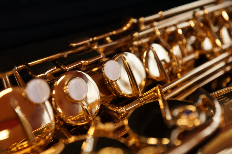 wind instrument, gold colored, shiny, musical instrument, still life, metal, instrument, saxophone, studio shot, in a row, no people, selective focus, indoors