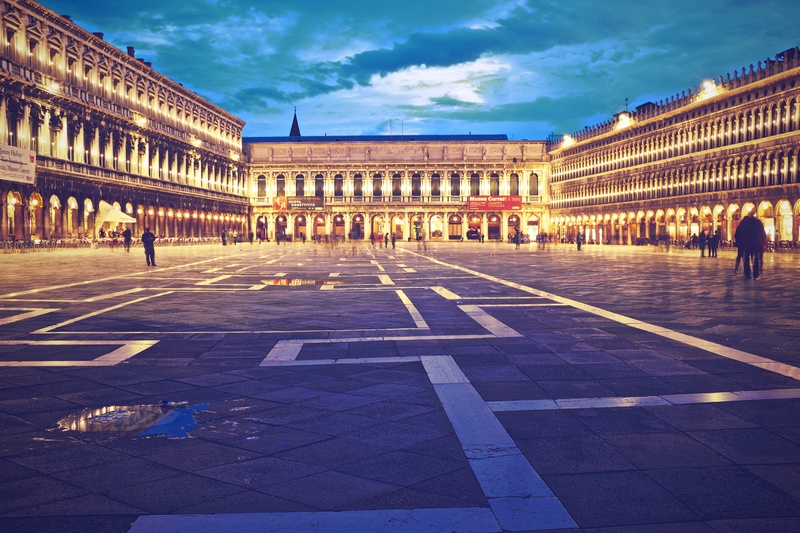 building, buildings, 2K, architectural column, adult, tourism, night, lifestyles, sky, town Square, square, large group of people, nature, italy, men