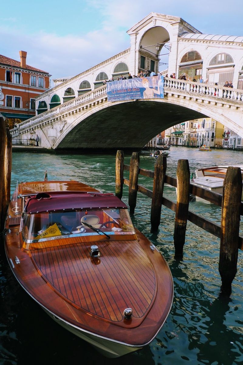 built structure, passenger craft, outdoors, travel, building exterior, 2K, wooden post, channel, arch bridge, boat-taxi, taxi, tourism, day, sky, architecture