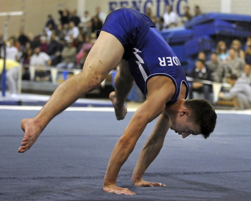 athlete, performing, competitive sport, sportsman, split, poise, clothing, strength, man, incidental people, Male, determination, focus on foreground, exercise