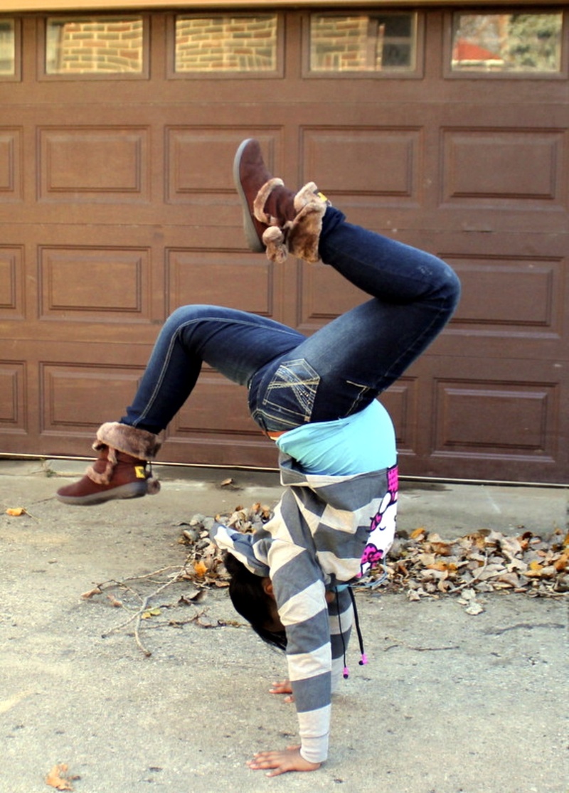 casual clothing, real people, skill, architecture, gymnastics, playing, city, upside down, girl, full length, men, leisure activity, fun, day, balance