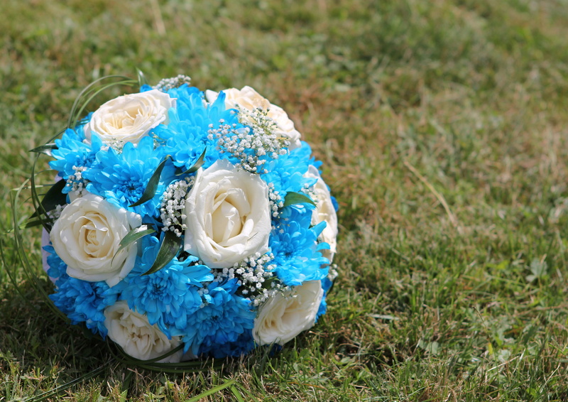 bridal bouquet, flower, wedding, field, romantic, bouquet, beauty in nature, flowering plant, high angle view, celebration, sweet, grass, no people, plant