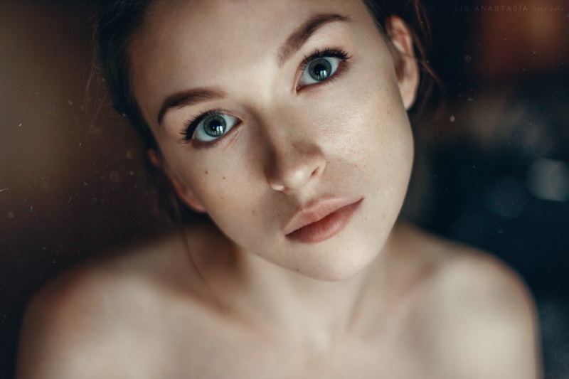 blue eyes, portrait, Anastasia Lis, women, 1080P, bare shoulders, freckles, looking at viewer, brunette, face, model