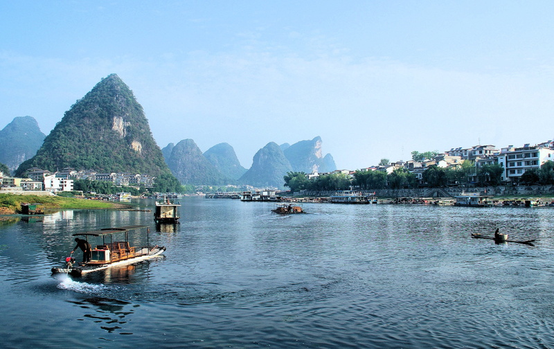bay, travel, rafts, outdoors, built structure, sea, li river, nautical vessel, incidental people, waterfront, 2K, architecture, fishing, mountain range