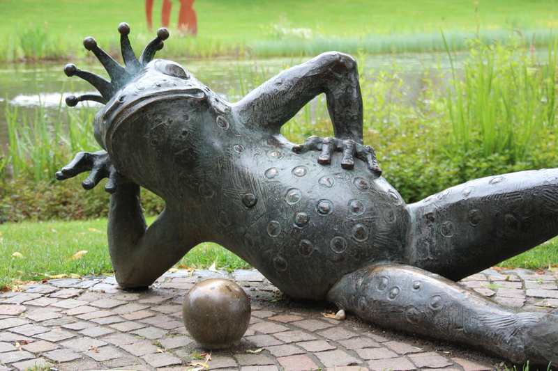 representation, statue, grass, 5K, creativity, nature, fairy tales, park - man made space, focus on foreground, stone, sculpture, frog, concerns, art