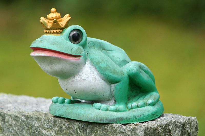 garden, statue, animal wildlife, monster - fictional character, art and craft, animal, decoration, solid, toy, focus on foreground, green color, deco, crown