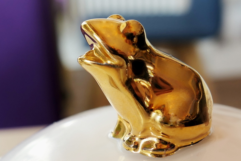 refreshment, pond, decoration, drinking glass, sculpture, indoors, table, fairy tale, fairy tales, frog, enchanted prince, decorative, figure, brown, gold colored