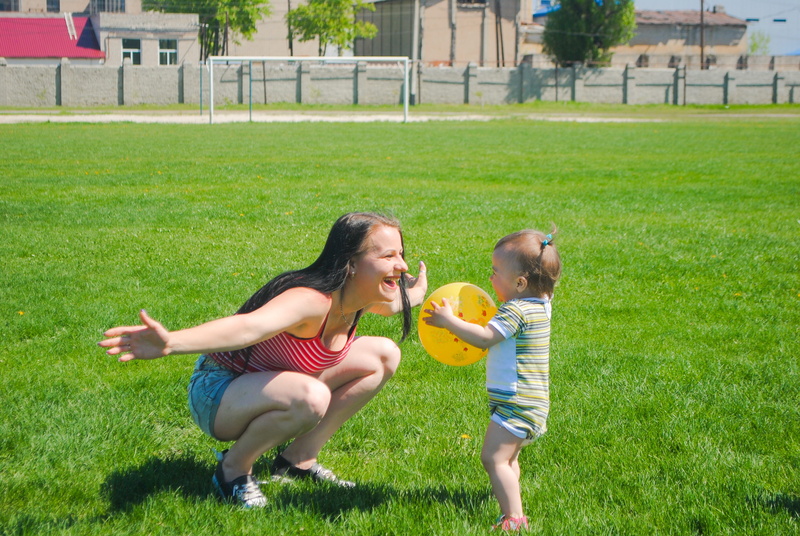 enjoyment, girl, photographing children, smiling, kids, small child, mom, cheerful, women, emotion, 4K, toddler, motion, innocence, stroll, green, outdoors