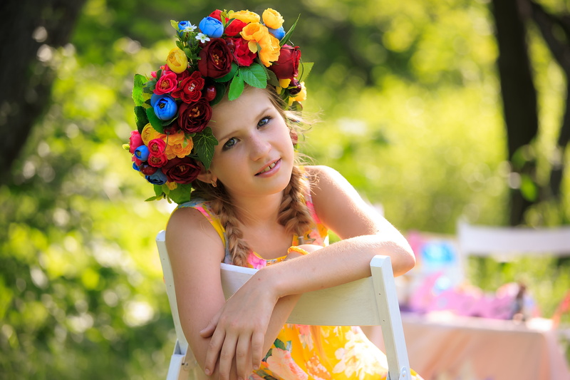 focus on foreground, beauty, 5K, one person, portrait, one young woman only, holding, outdoors, flower, photographing children, looking, adult, view, beauty in nature