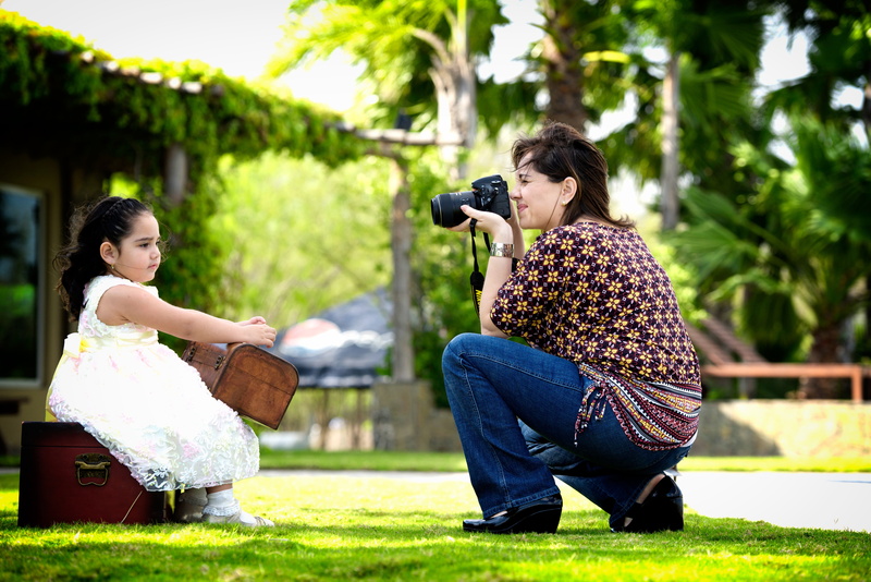 emotion, full length, feelings, couple - relationship, gardens, 5K, happiness, mami, children, camera, nature, together, two people, people, love, grass