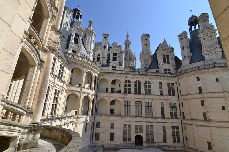 loire valley, built structure, day, chambord, sky, travel destinations, courtyard of the castle, arcade, balustrade, roof, windows, window, building, architecture