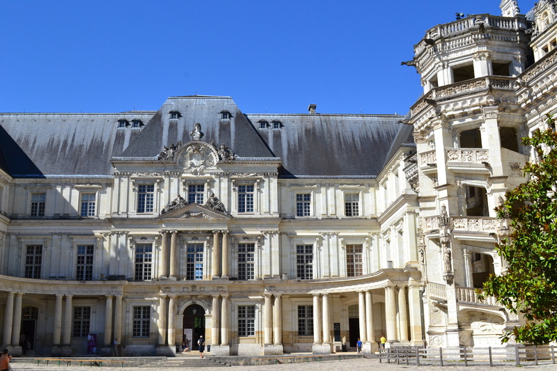 blue, facade, blois, travel destinations, architectural column, house, residential district, châteaux de la loire, window, city, château de blois, built structure