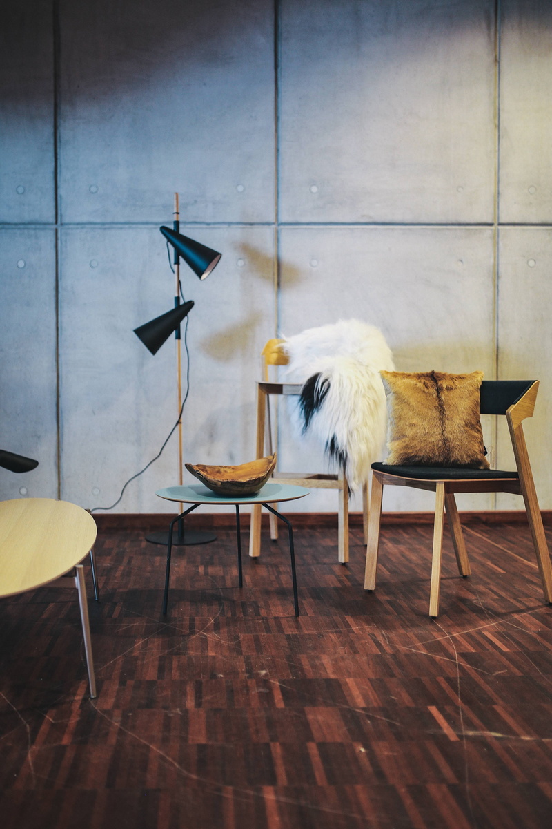 expo, tables, animal, style, arranged, domestic Room, absence, wood, exhibition, furniture, indoors, pets, wood - material, chairs, show, vertebrate, Collection
