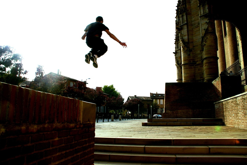 mid-air, motion, skill, one person, 2K, lifestyles, extreme sports, sky, nature, built structure, leisure activity, stunt, real people, day, urban, parkour