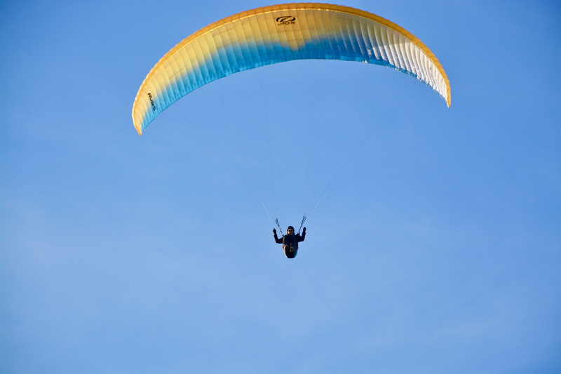 flying, gliding, extreme sports, wind, parachute, dom, parasailing, nature, freedom, sport, low angle view, one person, transportation, blue, exhilaration