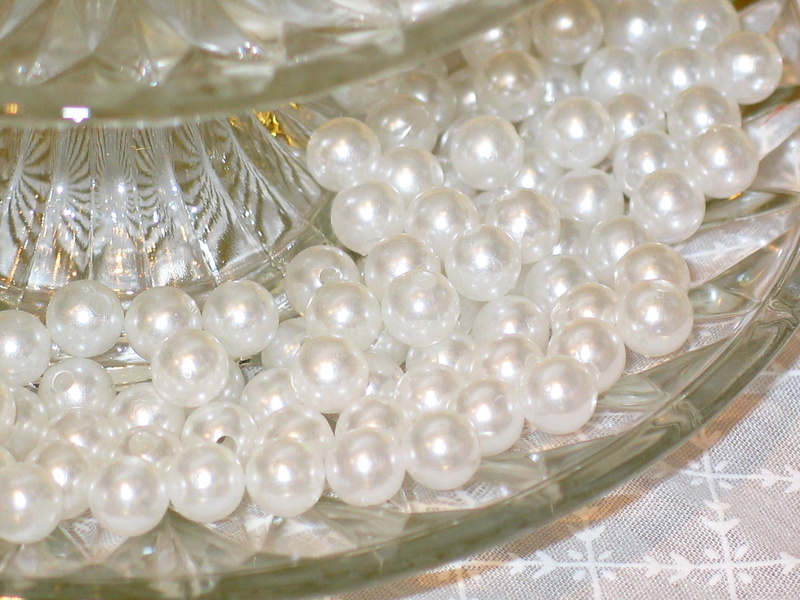 pearl jewelry, beads, creativity, mood, large group of objects, necklace, 1080P, personal accessory, still life, bowl, noble, sparkle, glass plate, shiny