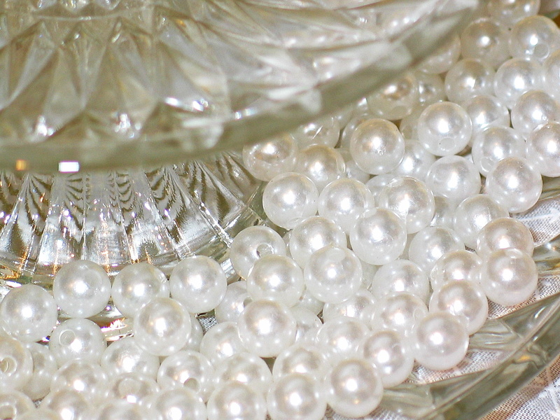 wealth, wedding table, festive decorations, necklace, artfully, glass plate, mood, white, balls, decoration, rest, decorate, abundance, christmas, structure