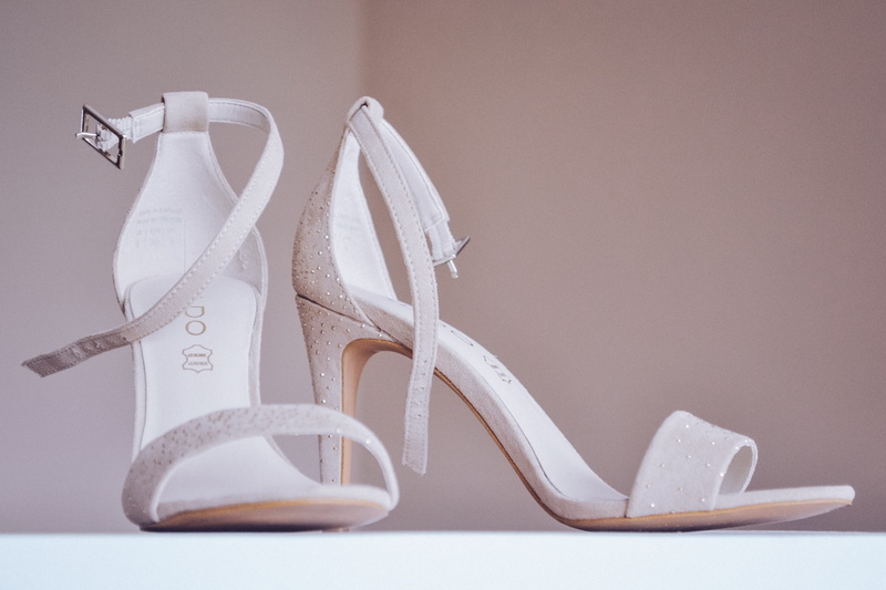 dress shoe, white, glamour, pumps, elegance, colored background, copy space, indoors, shoe, no people, beige, still life, foot, s, variation, fashion, 4K