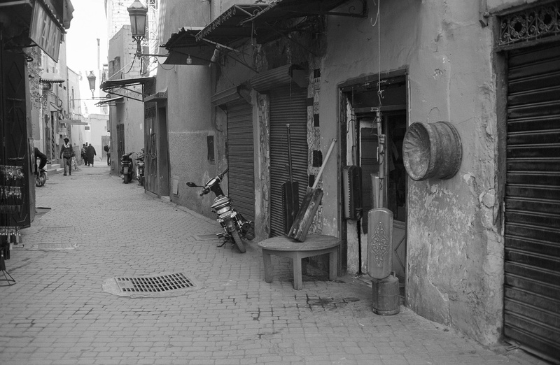 the way forward, residential district, mode of transportation, gx, shop, morocco, built structure, day, 2K, sidewalk, architecture, outdoors, old, direction