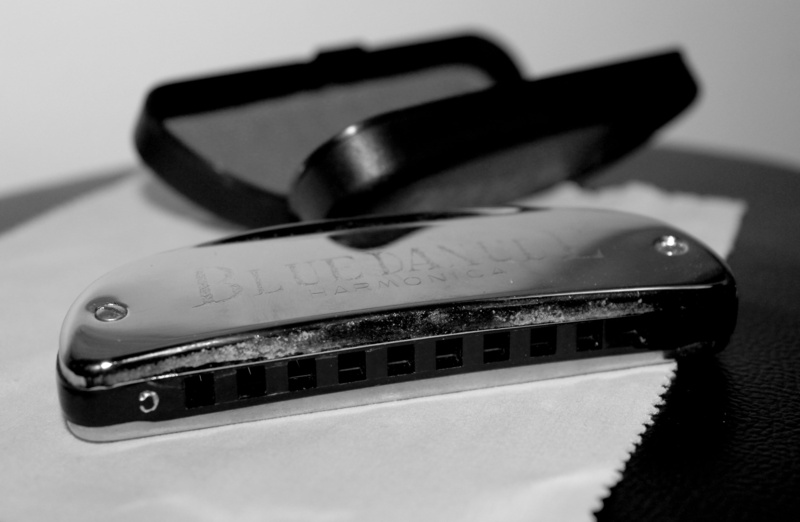 metal, wind instrument, custody, connection, technology, pen, still life, reed, computer equipment, mouth organ, table, smart phone, music, black color